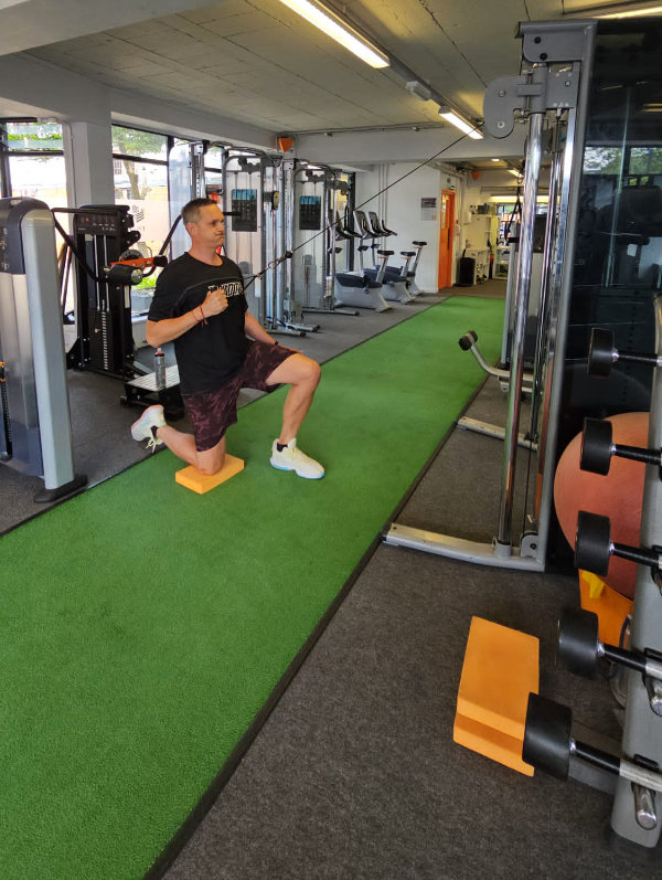 Supported single arm row on a cable machine.